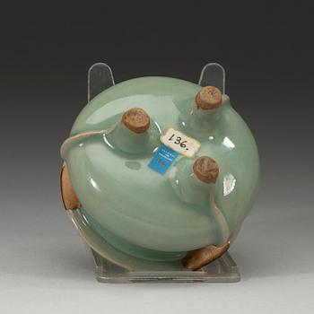RÖKELSEKAR, celadon, Longquan. Södra Songdynastin (1127-1279).