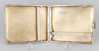 TOALETTSET, 3 delar, silver samt glas, bla Oscar Strömgren, Norrköping, 1859 resp 1900. Total silvervikt ca 239 gram.