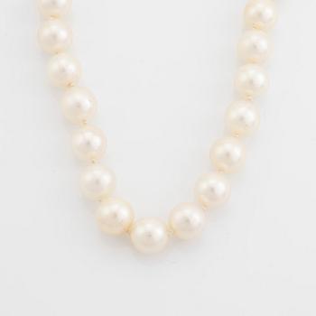 Pärlcollier med odlade pärlor, lås 18K vitguld med rosenslipade diamanter.