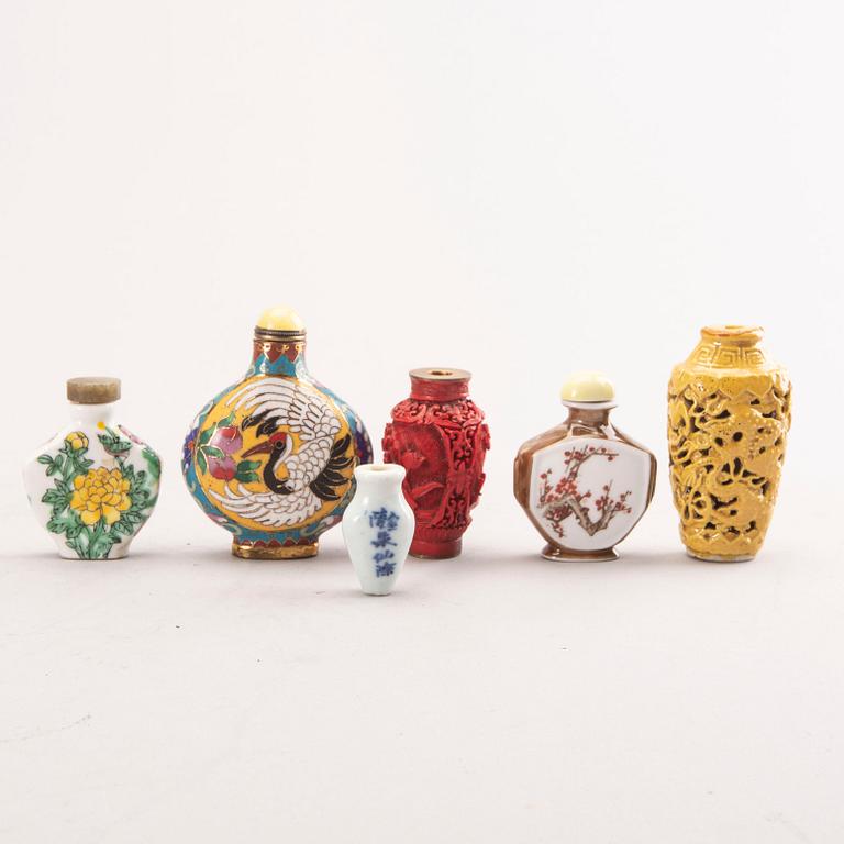 A set of 11 Chinese/East Asian 20th century snuff bottles.