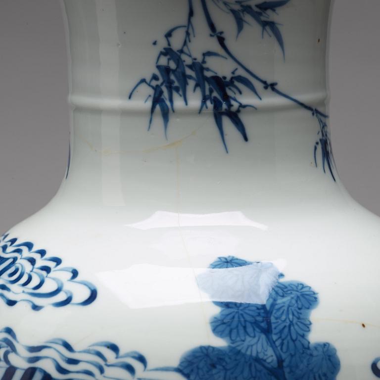 VAS, porslin. Qingdynastin, Kangxi (1662-1722).
