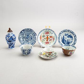 A set of three Chinese Kangxi/Kangxi-style and Qianlong cups, a saucers and a vase 18th/19th century porcelain.