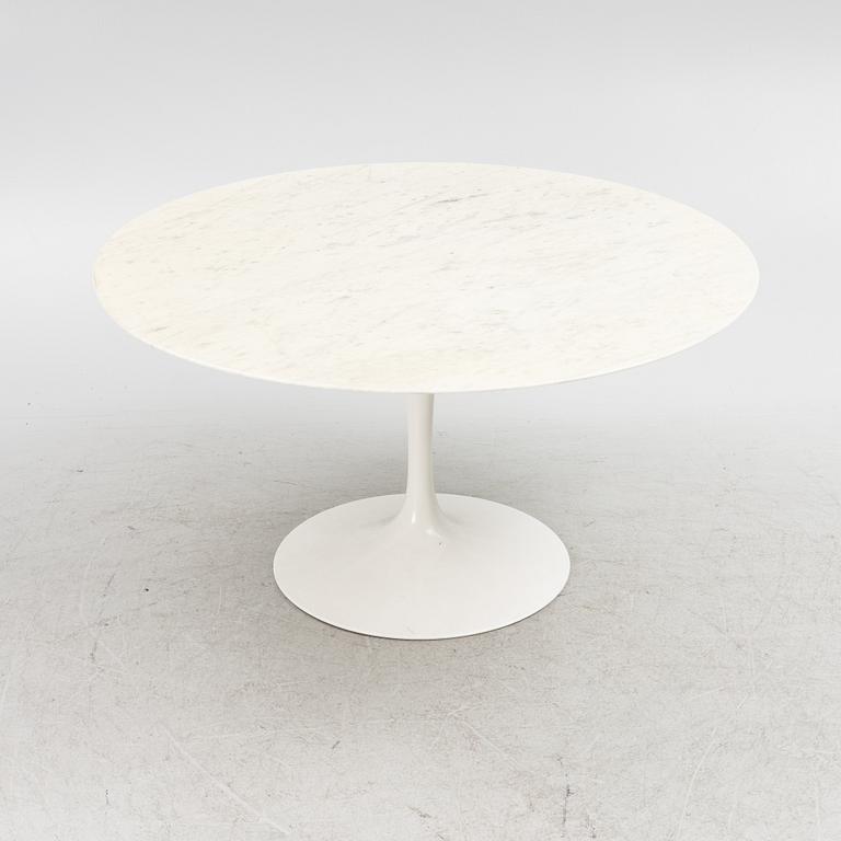 Eero Saarinen, a "Tulip" dining table with four chairs, 1970's.