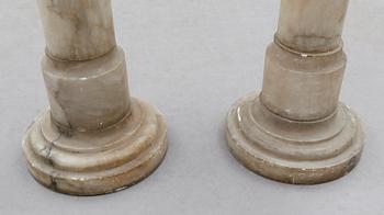 PIEDESTALER,  1 par, alabaster, 1900-talets första hälft.