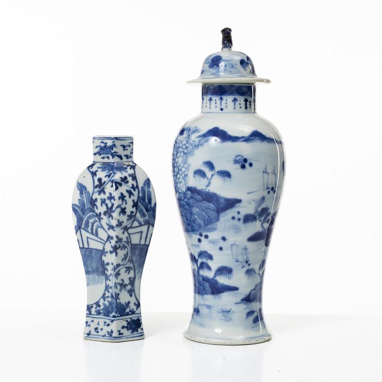 Two Chinese blue and white porcelain vases, Qing dynasty, 19th century.