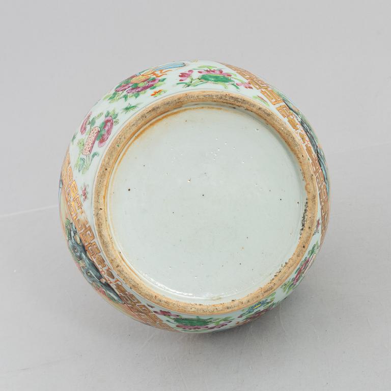 A Chinese Canton porcelain vase, 19th century, Qing dynasty.