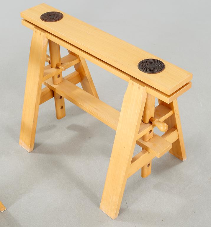 ACHILLE CASTIGLIONI,ett par  bockben, "Leonardo", Zanotta, 1900-talets andra hälft.