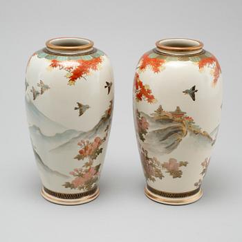 A pair of japanese vases, first half of the 20th century.