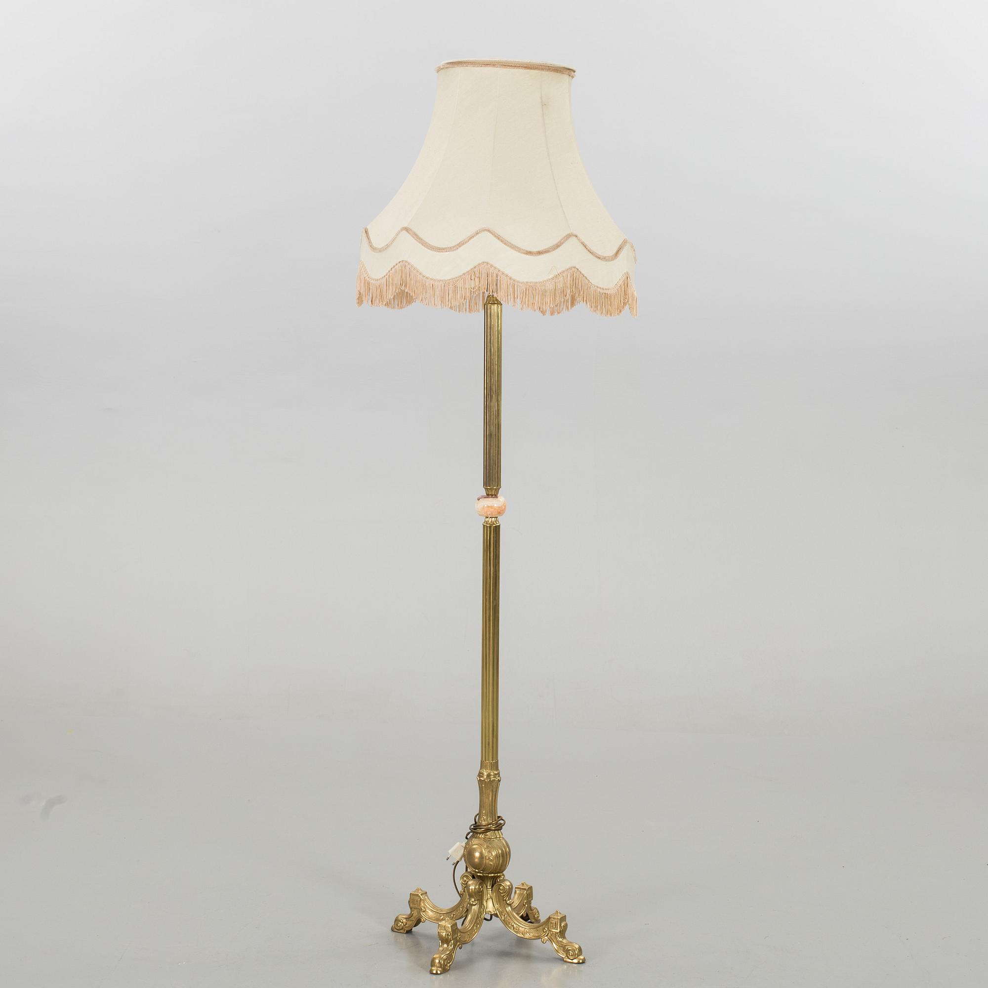 A LATE 20TH CENTURY LAMP.
