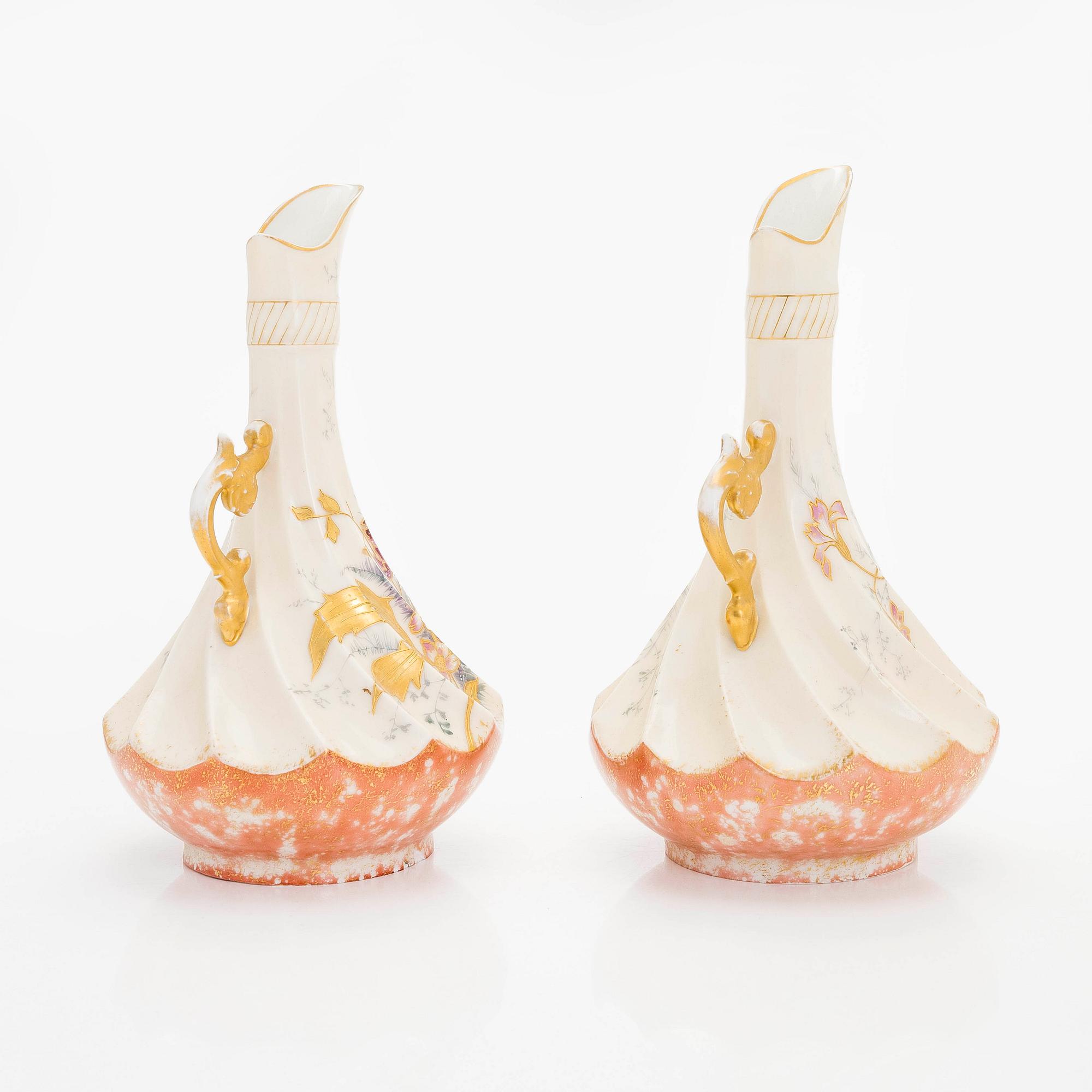 Kannor, ett par, Satsuma, samt urna, Imari, porslin, Japan, 1900-talets början,.