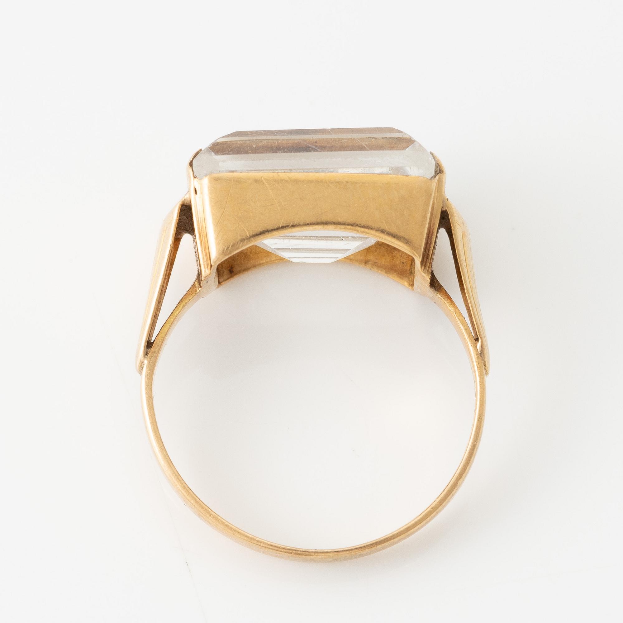 Ring 18K gold with rock crystal.