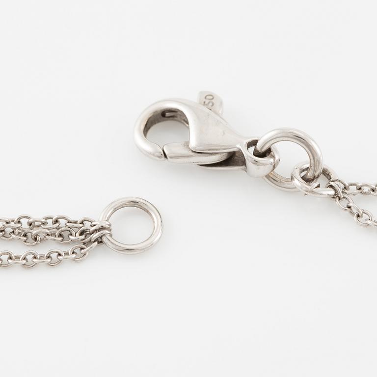 Hänge med kedja 18K vitguld med en trappslipad akvamarin och runda briljantslipade diamanter.