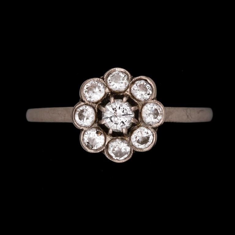 RING, Karmosé, 18K vitguld med briljantslipade diamanter, tot ca 0,36ct. Vikt ca 2,9g.