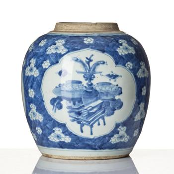Kruka, porslin. Qingdynastin, Kangxi (1662-1722).