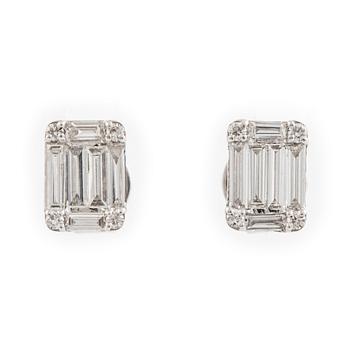 Örhängen med baguetteslipade  diamanter.