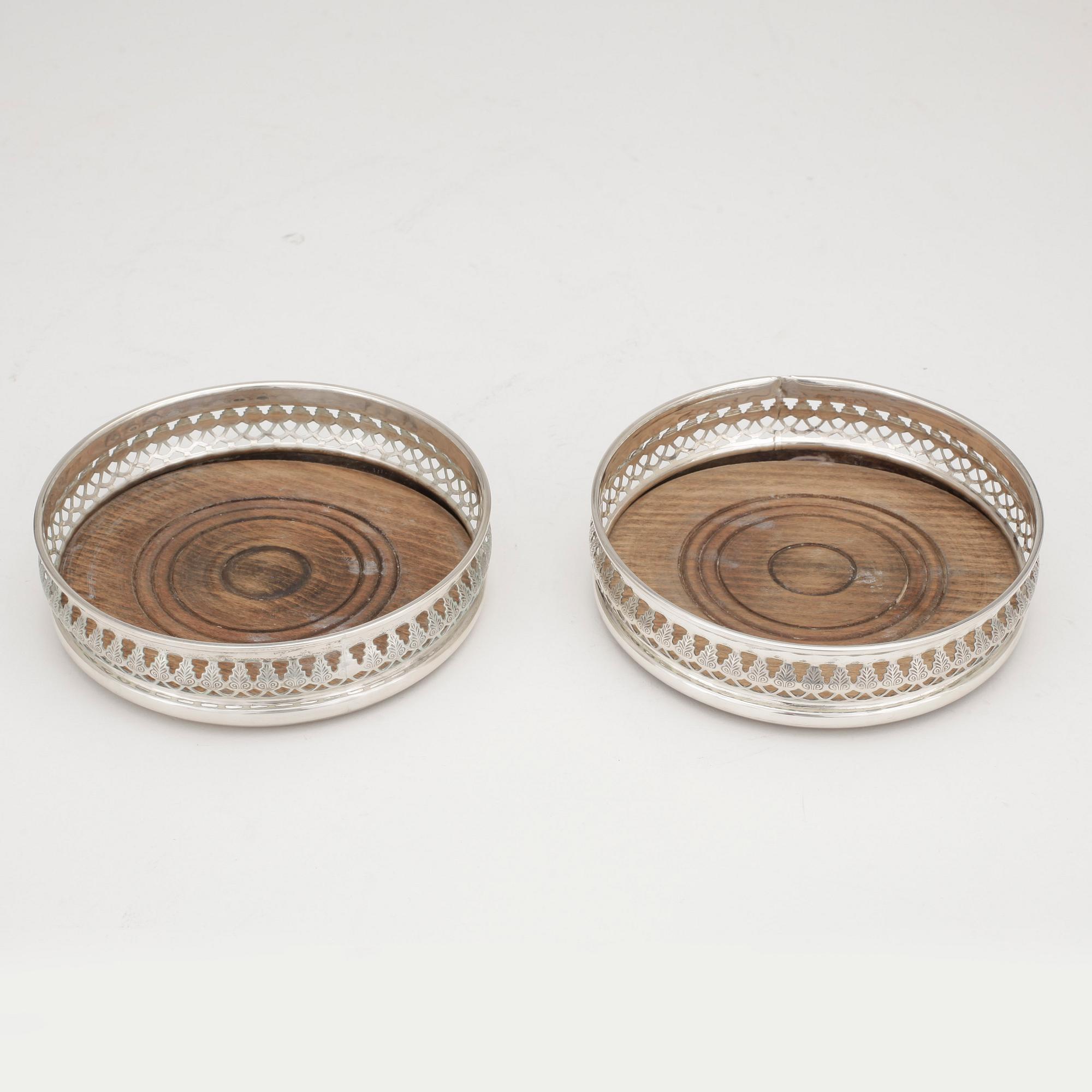 COASTERS, 2 st, silver, London, England, omkring år 1900.