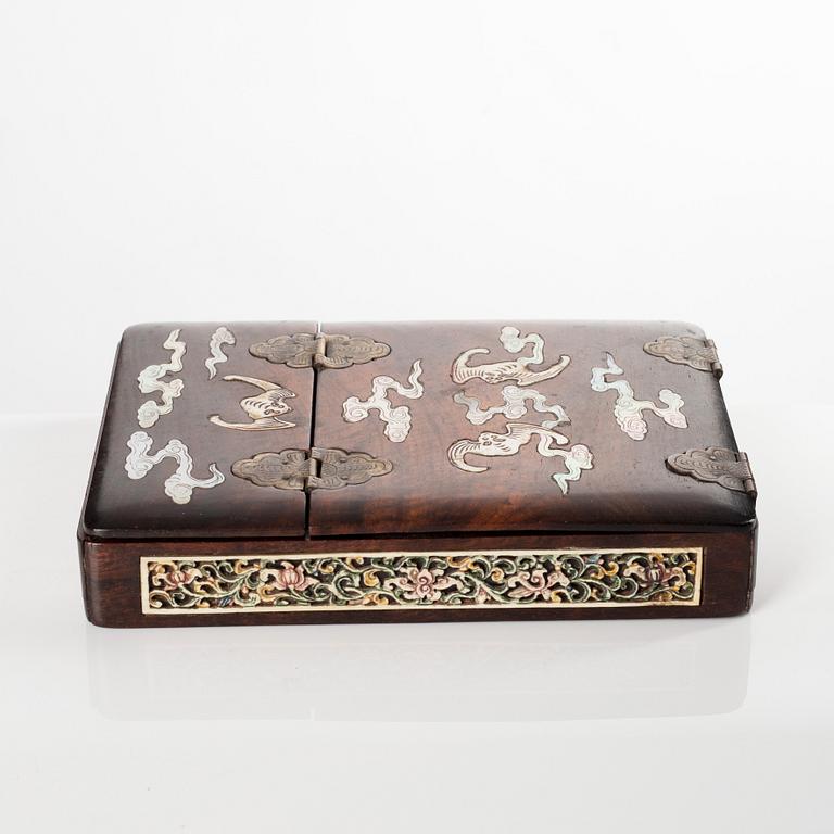 An enamelled box with cover, a mirror and a stamp, late Qing dynasty.