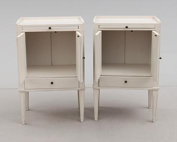 SÄNGBORD, 1 par, gustaviansk stil, 1900-talets andra hälft.