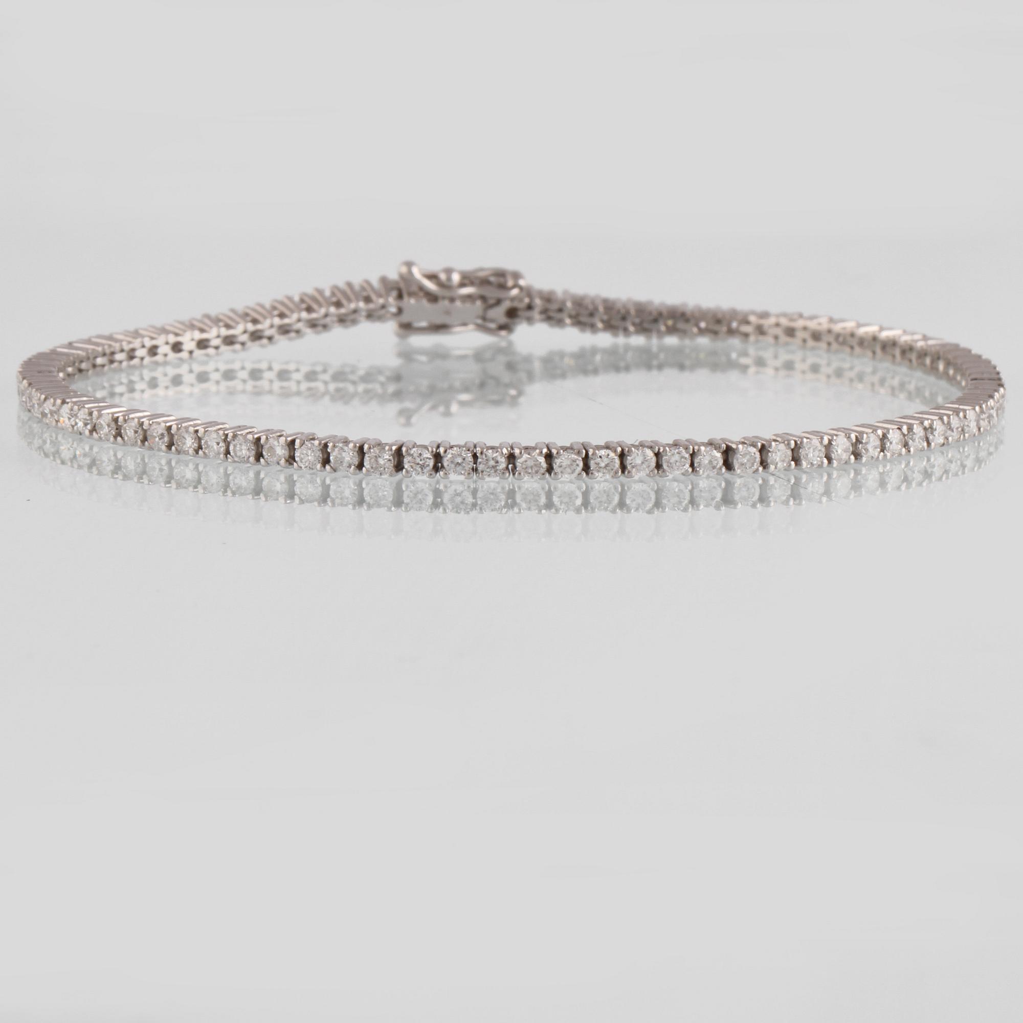 ARMBAND, 18K vitguld med briljantslipade diamanter ca 2.20 ct. Vikt 8,2 gram.