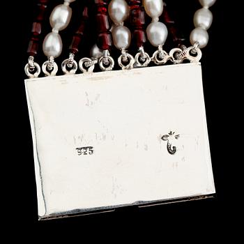 ARMBAND, sterlingsilver, granater och odlade pärlor.