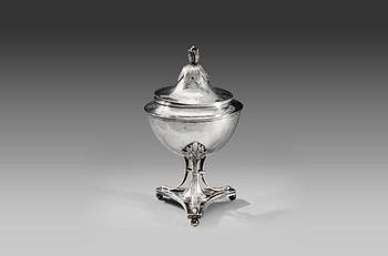 493. A SUGAR BOWL WITH LID.