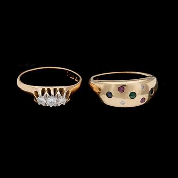 RINGAR, 2 st. 18k guld med briljantslipade diamanter, smaragder, olikfärgade safirer mm. Tot 7 gram.