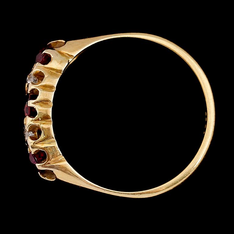 RING, 18 k guld med diamanter och röda stenar, England, 1900-talets första hälft. Total vikt ca 3 gram.