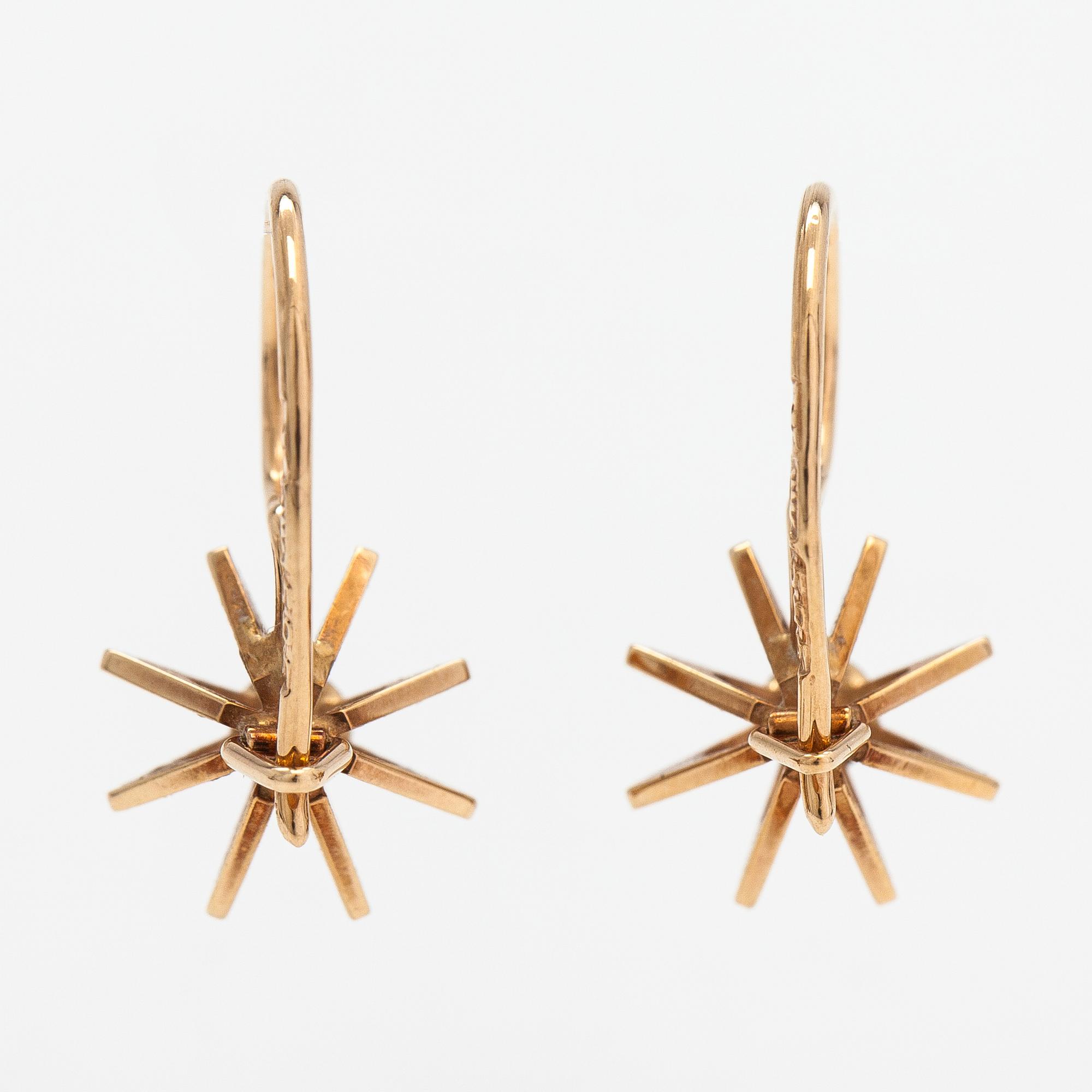 Elis Kauppi, A pair of 14K gold earrings with diamonds ca. 0.01 ct in total. Kupittaan Kulta, Turku.