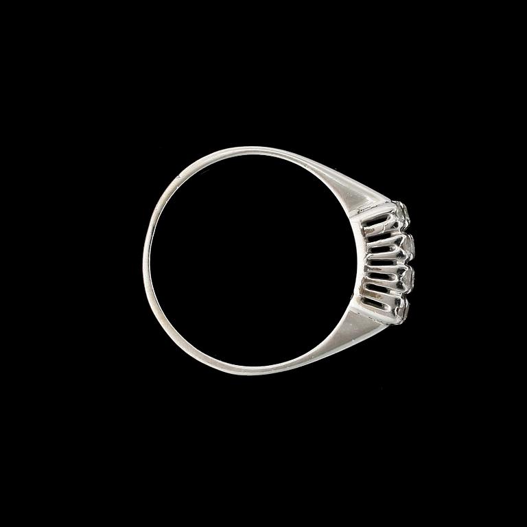 RING, 18k vitguld med 12 briljantslipade diamanter tot ca 0,36ct. Vikt ca 5,3g.