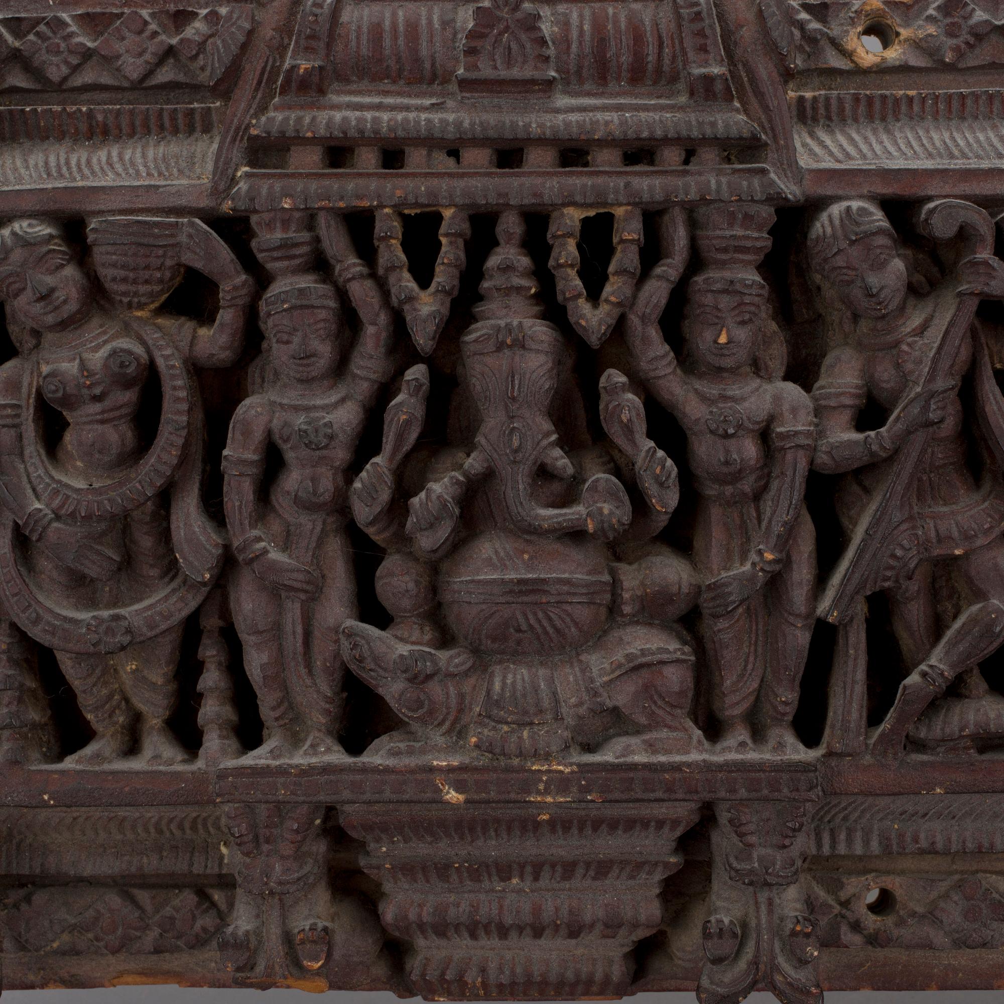 RELIEF. trä, Indien, 1900-talets första hälft.
