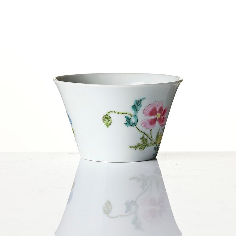 A small famille rose bowl, Qing dynasty, Yongzheng six-character mark and of the period (1723-35).