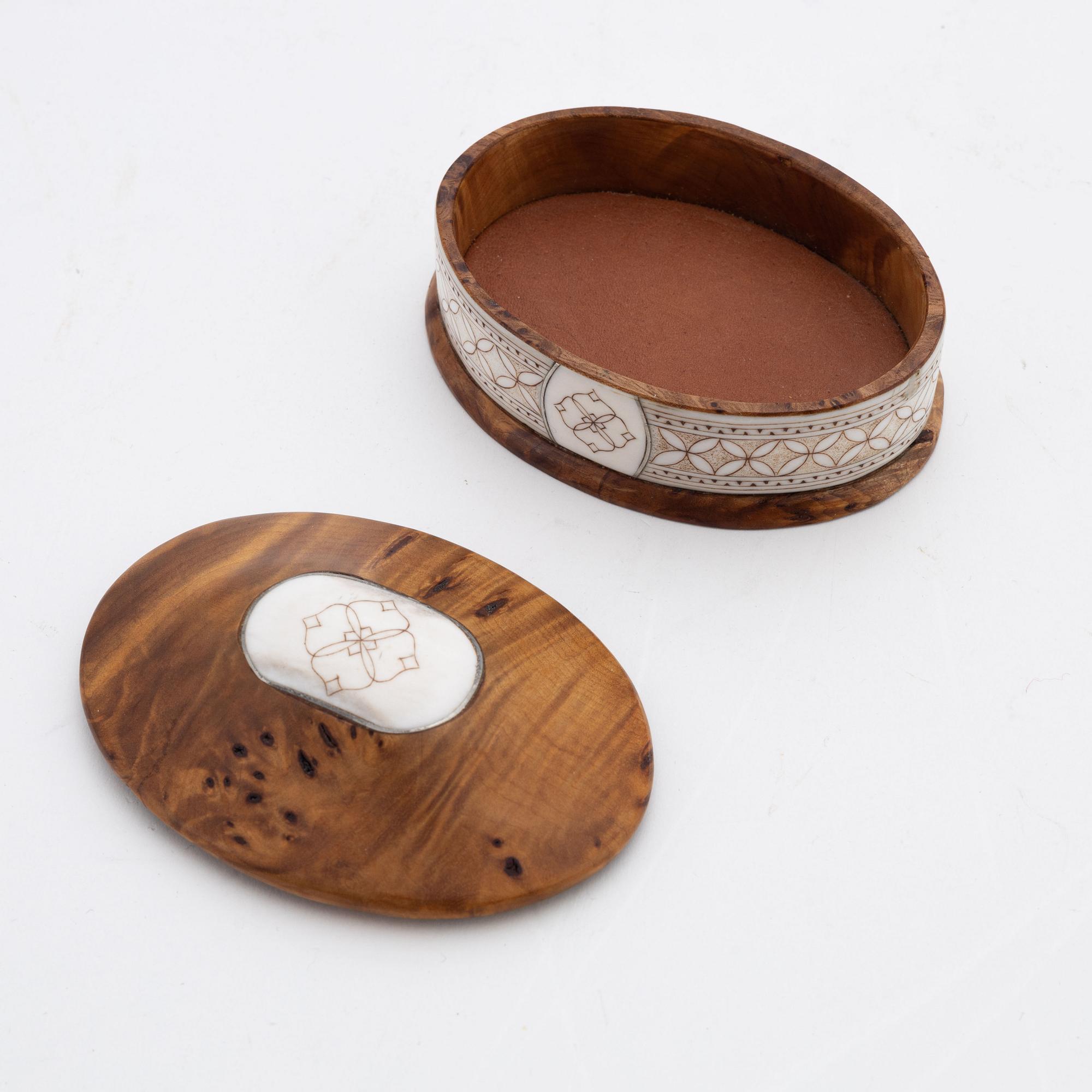 A box with lid by Bertil Fällman, Reindeer horn and birch, signed.