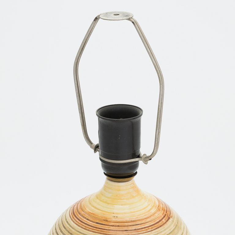 Annikki Hovisaari, a ceramic table light for Aarabia  1948-1949.