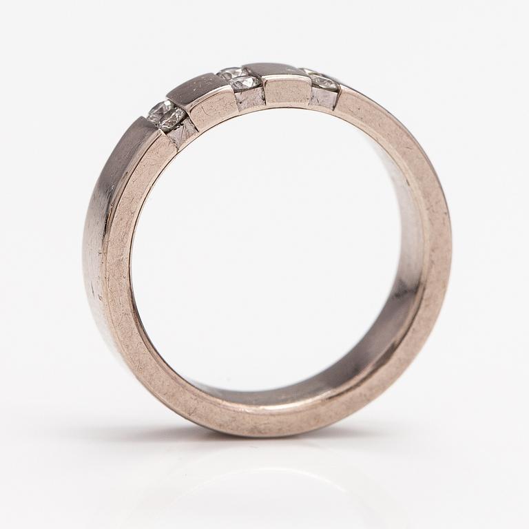 An 18K white gold ring with diamonds ca. 0.18 ct in total according to engraving. A Tillander, Helsinki 2005.