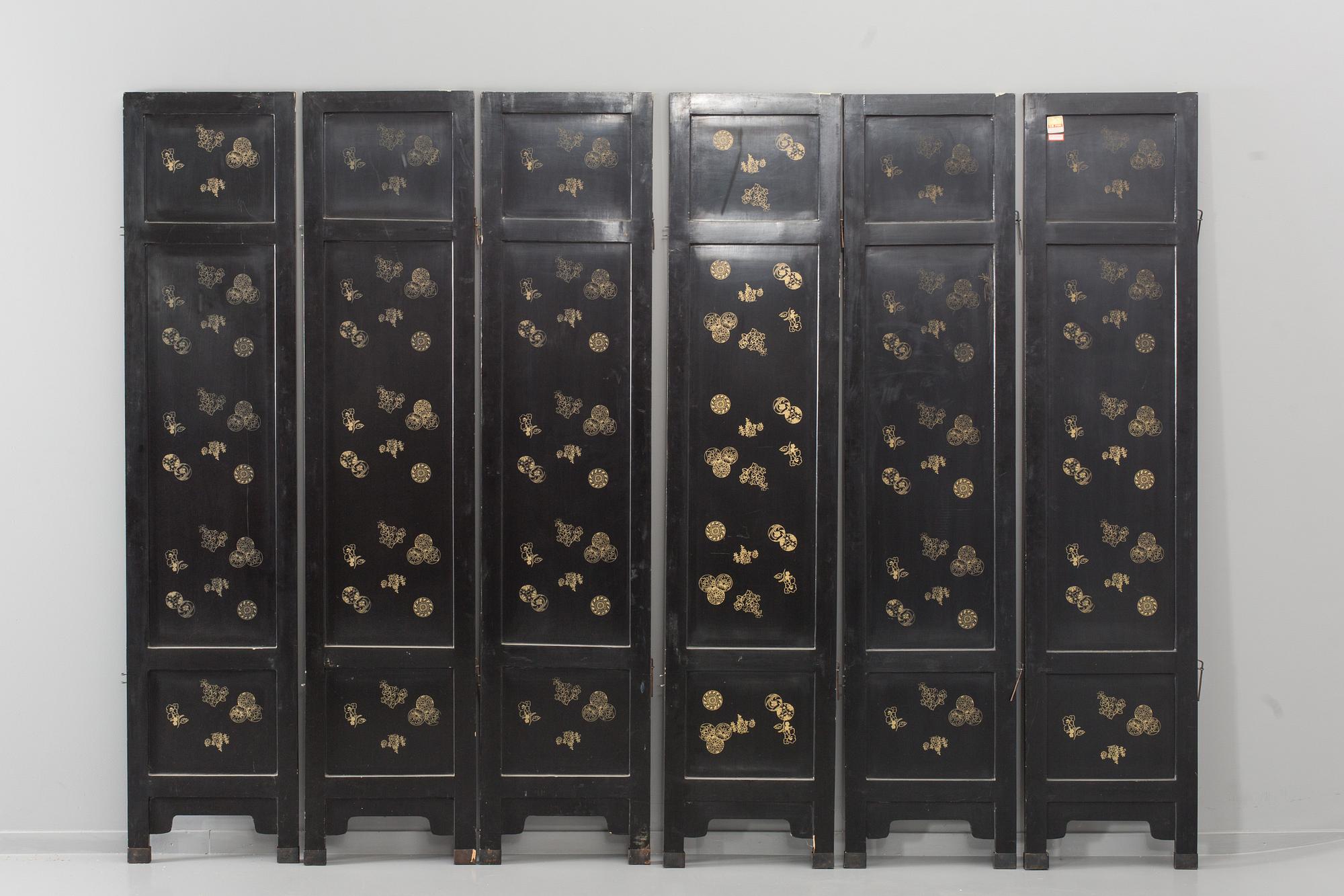 A MIDDLE OF 20TH CENTURY FOLDING SCREEN.