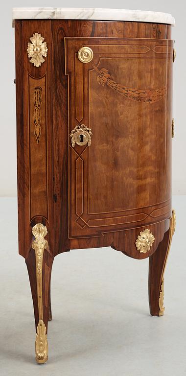 Georg Haupt, HÖRNSKÅP, ett par, av Georg Haupt (mästare i Stockholm 1770-1784), ej signerade. Gustavianska.