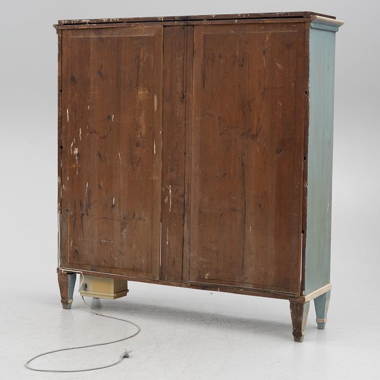 Vitrinskåp, gustaviansk stil, 1900-talets början.