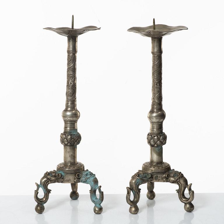 Ljusstakar / altarstakar, ett par, vitmetall, Kina, 1900-tal.