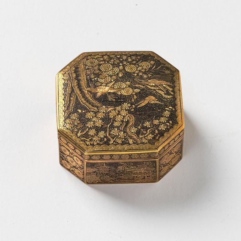 A Japanese gilded box, 19th century.