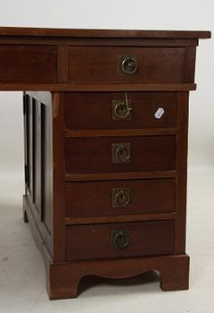 SKRIVBORD, senjugend, 1900-talets första kvartal.