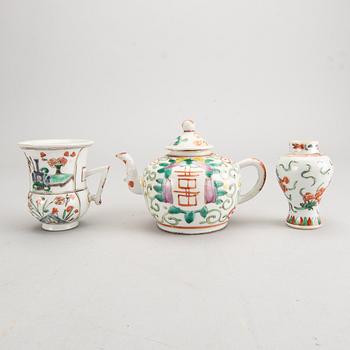 A Chinese 18th century  tea-pot, vase and mug  pocelain.