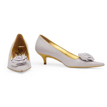 826. DOLCE & GABBANA, a pair of light purple leather pumps.