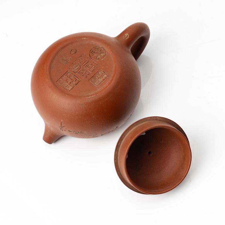 He Daohong, A red yixing teapot, 1960/70s.