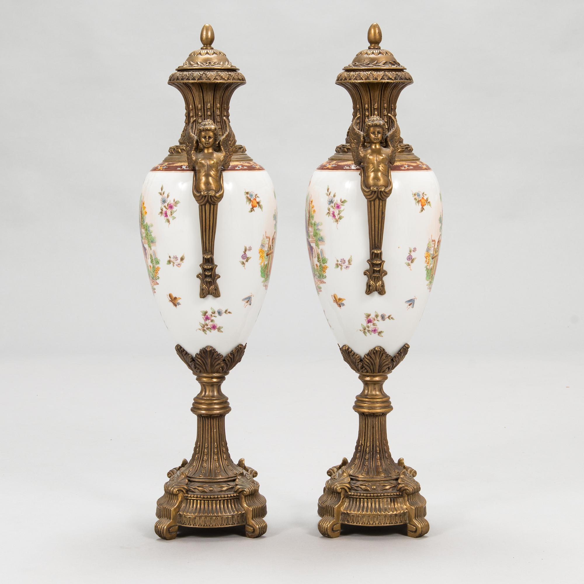 A pair of urns with lids, in bronze and porcelain, 20th century.