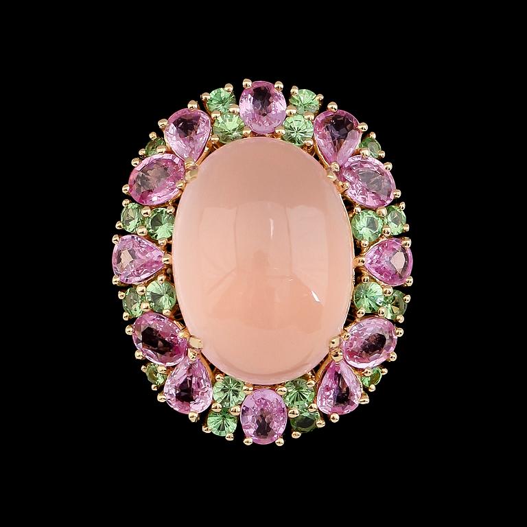 RING, 18K guld, rosa safier tot ca 2.90 ct, gröna granater tot ca 0.93 ct, rosa kvarts ca 12.75 ct.