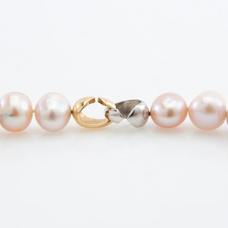 Necklace of cultured freshwater pearls with a clasp in 18K red and white gold from Georg Jensen & Wendel.