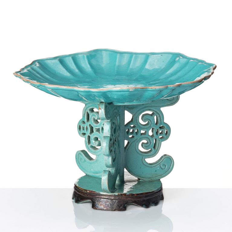 A turquoise glazed dish with stand, Qing dynasty, 19th century.