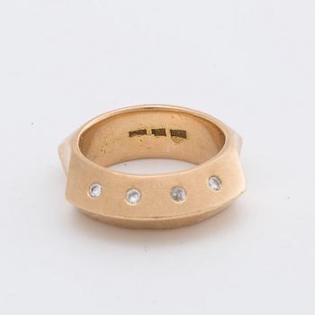 RING 18K gold w 4 brilliant-cut Diamonds approx 0,05 ct in total, 18,9 g.