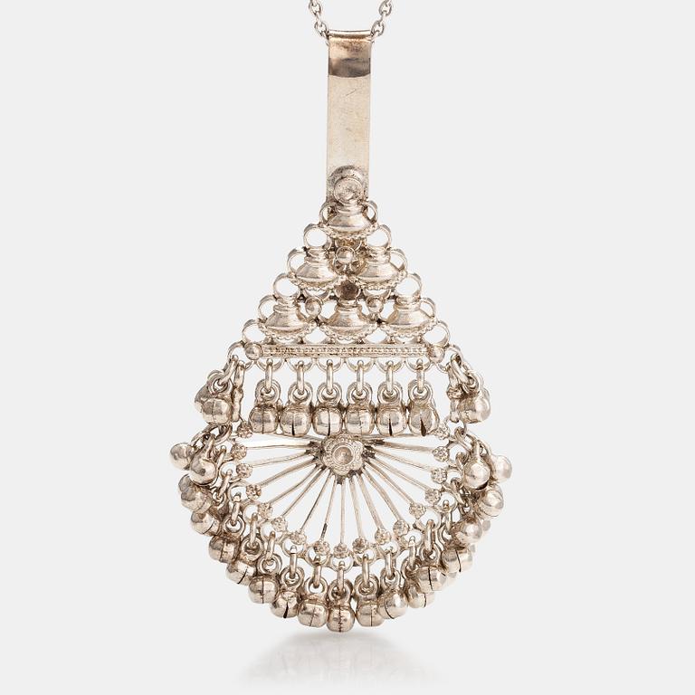 A silver necklace/brooch. Ossian Hopea, Porvoo 1977.