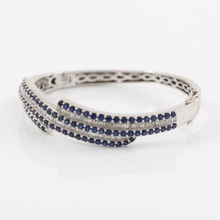 Armring 18K vitguld med baguetteslipade diamanter och blå safirer.